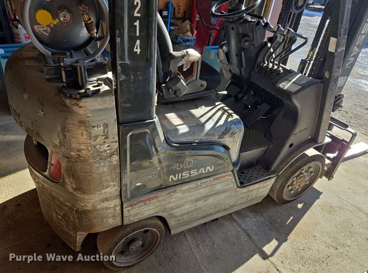 image for item EQ3728 Nissan  40 forklift