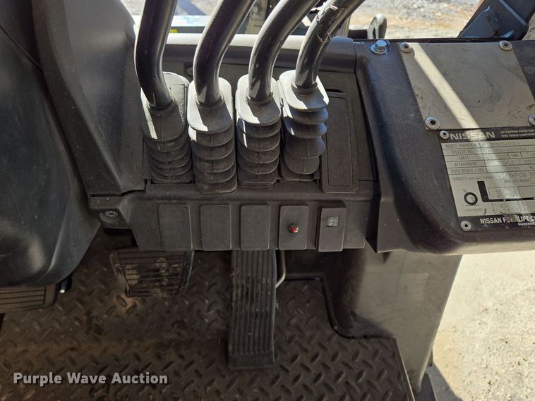 image for item EQ3728 Nissan  40 forklift