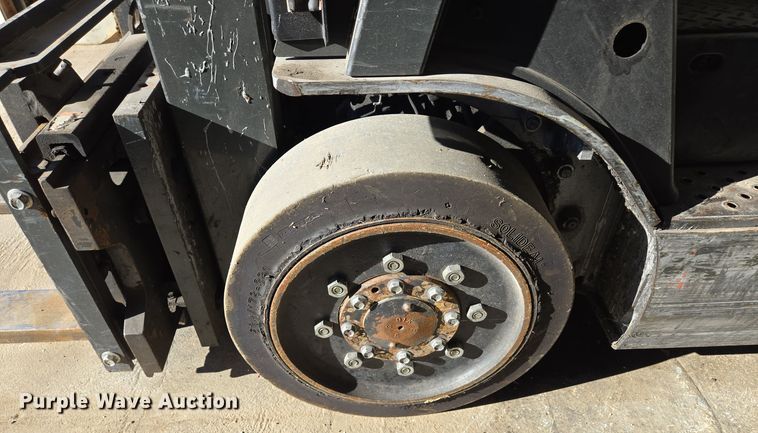 image for item EQ3728 Nissan  40 forklift