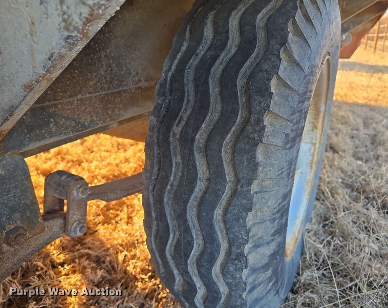 image for item EQ3747 1999 Wells Cargo office trailer 