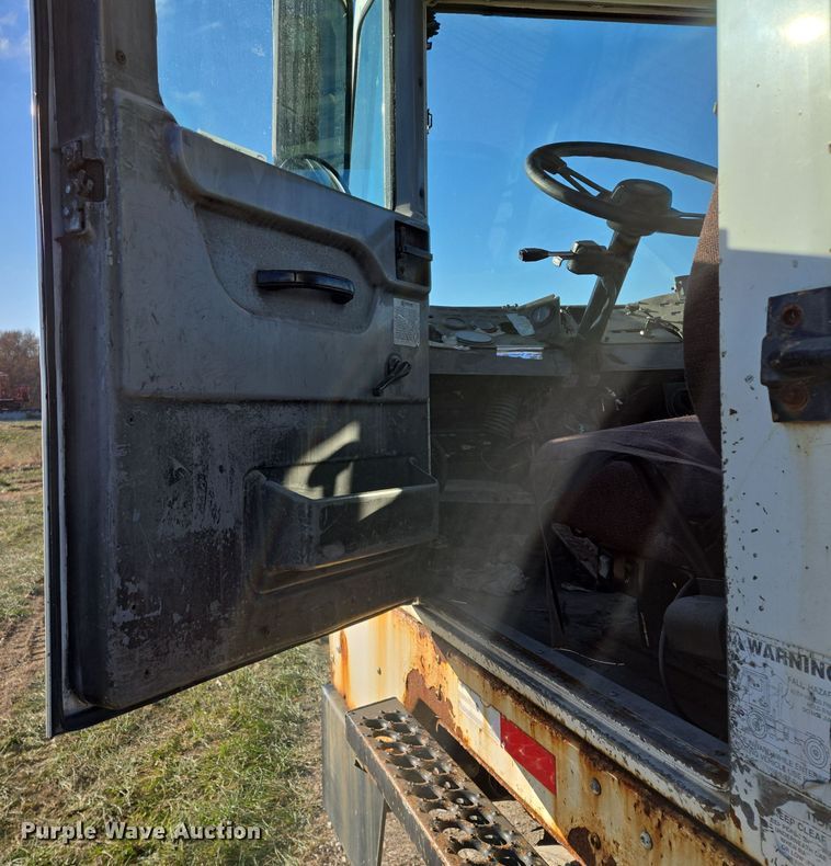 image for item EQ3750 2007 Kalmar  yard truck