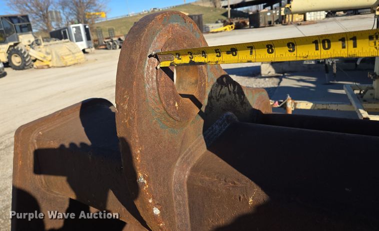 image for item EQ3758 Hensley  excavator bucket