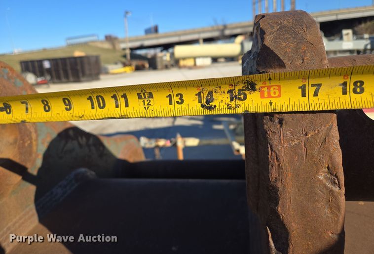 image for item EQ3758 Hensley  excavator bucket