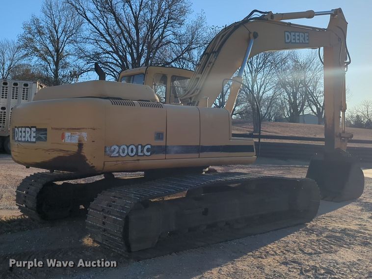 image for item ER1005 2001 John Deere 200LC excavator