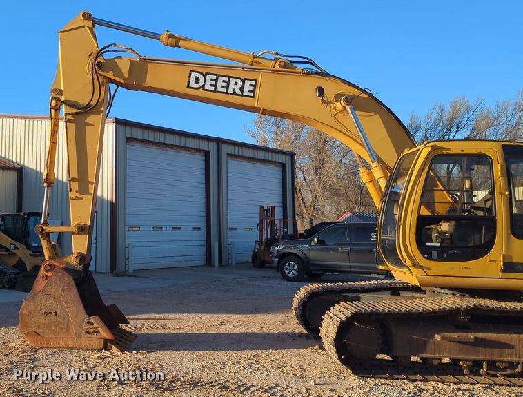 image for item ER1005 2001 John Deere 200LC excavator