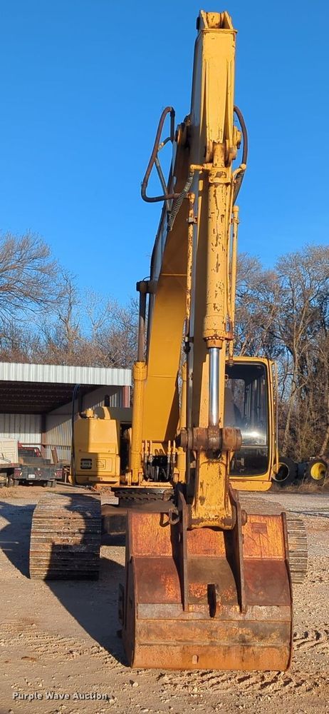 image for item ER1005 2001 John Deere 200LC excavator