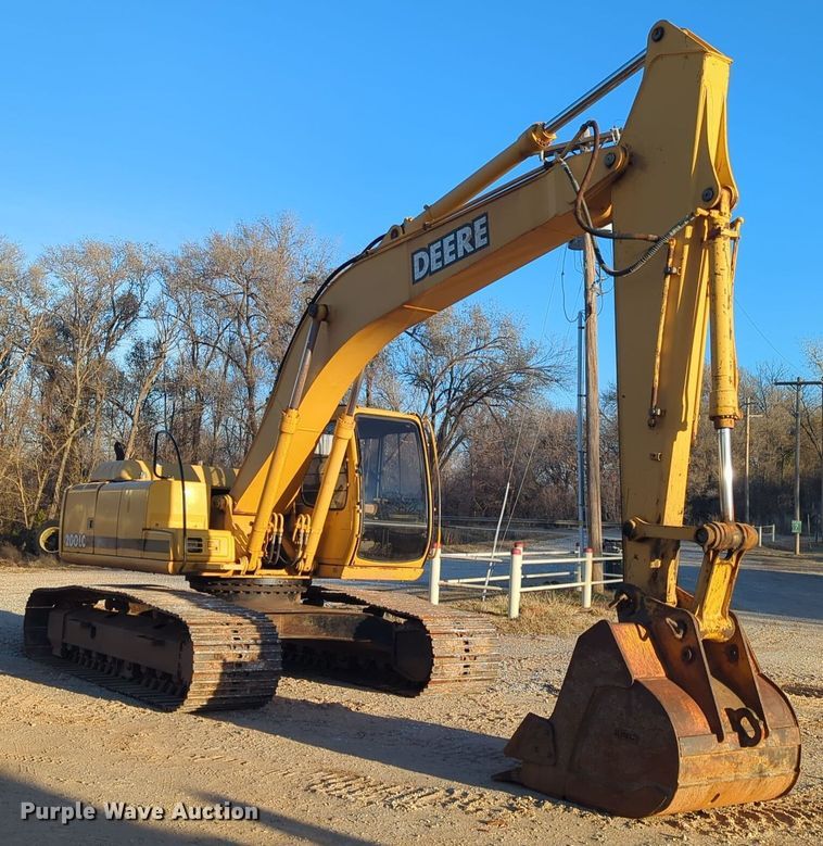 image for item ER1005 2001 John Deere 200LC excavator