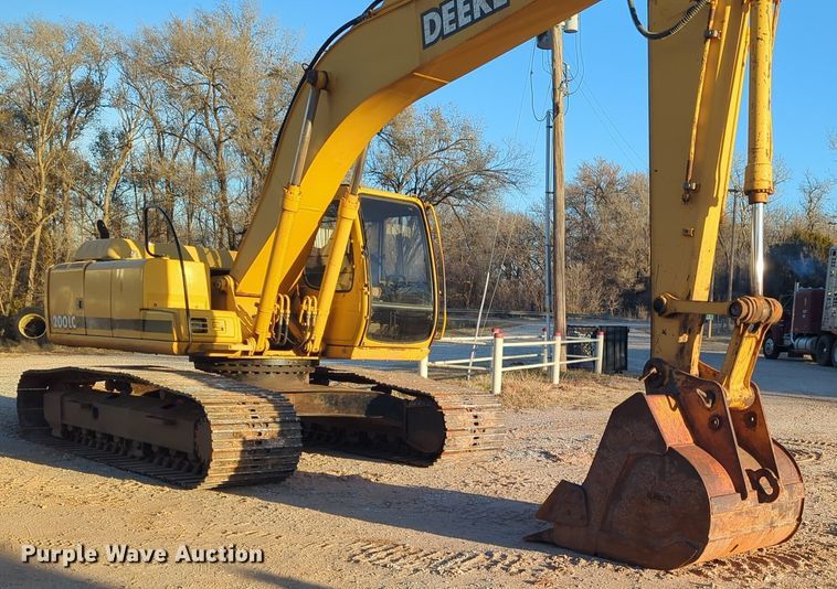 image for item ER1005 2001 John Deere 200LC excavator