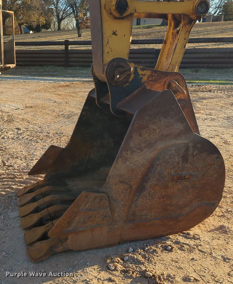 image for item ER1005 2001 John Deere 200LC excavator