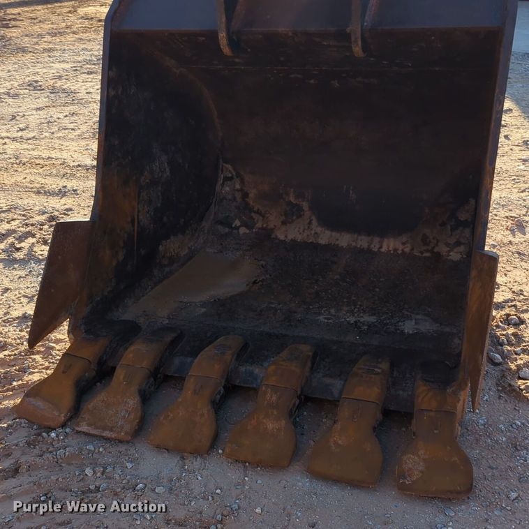 image for item ER1005 2001 John Deere 200LC excavator