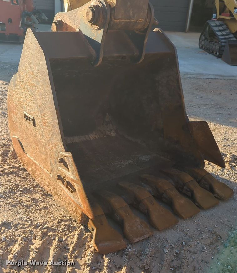 image for item ER1005 2001 John Deere 200LC excavator