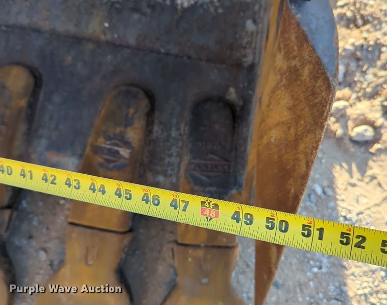 image for item ER1005 2001 John Deere 200LC excavator