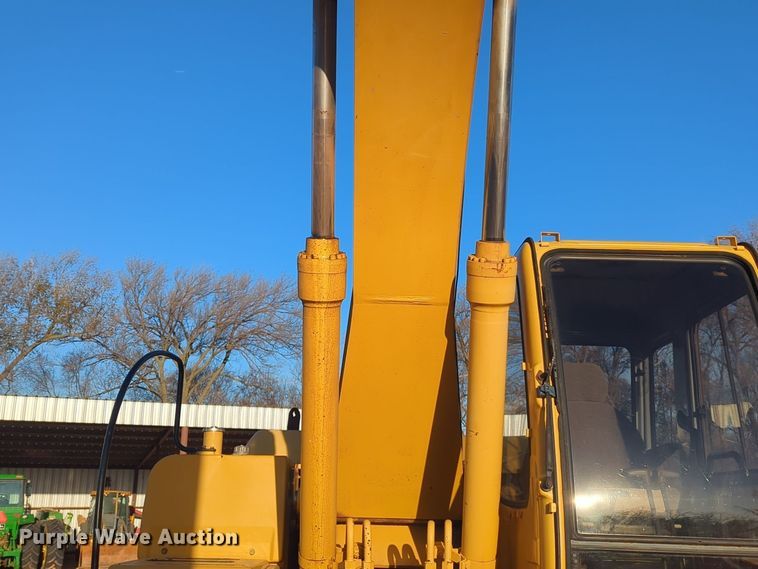 image for item ER1005 2001 John Deere 200LC excavator