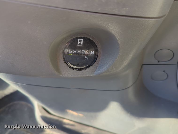 image for item ER1005 2001 John Deere 200LC excavator