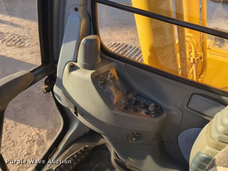 image for item ER1005 2001 John Deere 200LC excavator