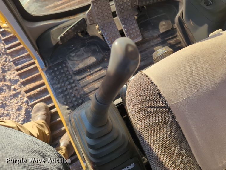 image for item ER1005 2001 John Deere 200LC excavator