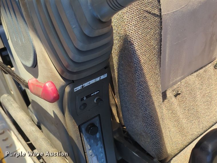 image for item ER1005 2001 John Deere 200LC excavator