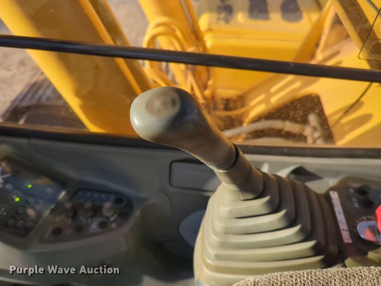 image for item ER1005 2001 John Deere 200LC excavator