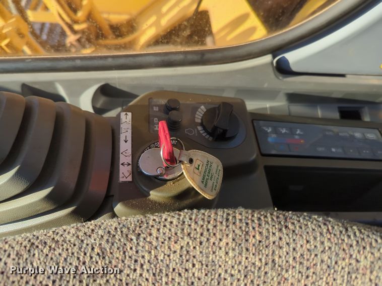 image for item ER1005 2001 John Deere 200LC excavator