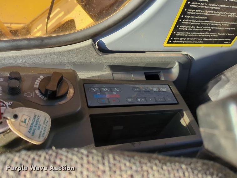 image for item ER1005 2001 John Deere 200LC excavator