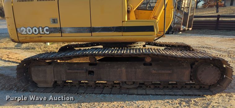 image for item ER1005 2001 John Deere 200LC excavator