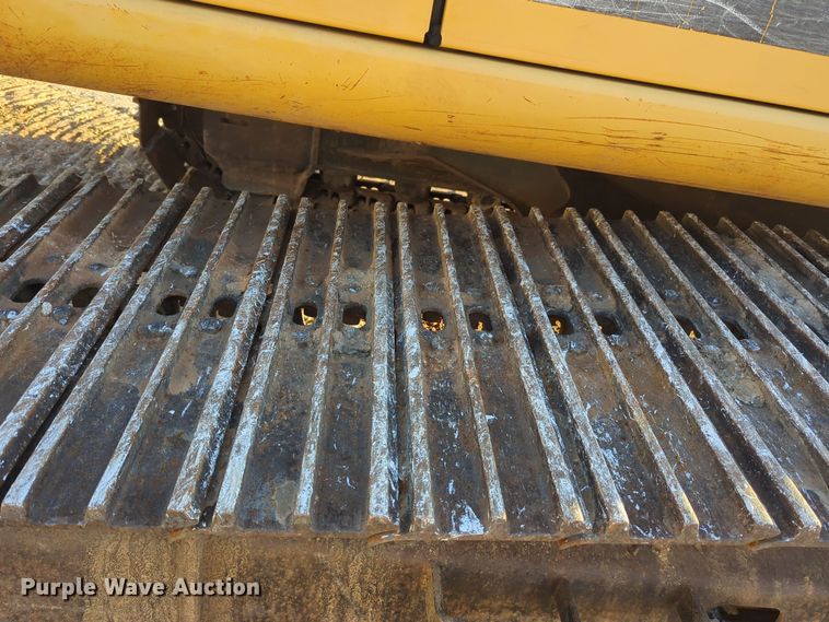 image for item ER1005 2001 John Deere 200LC excavator