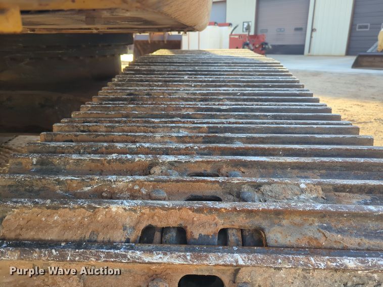 image for item ER1005 2001 John Deere 200LC excavator