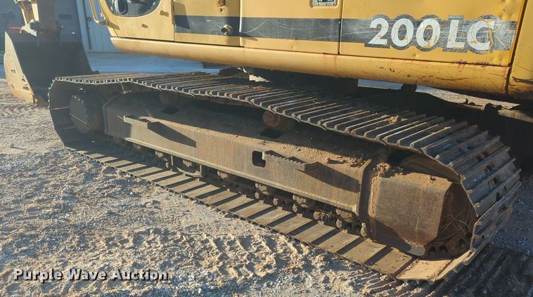 image for item ER1005 2001 John Deere 200LC excavator
