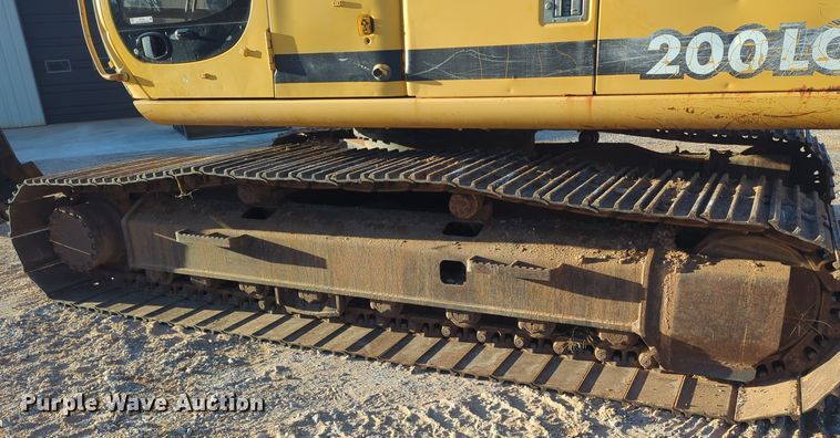 image for item ER1005 2001 John Deere 200LC excavator