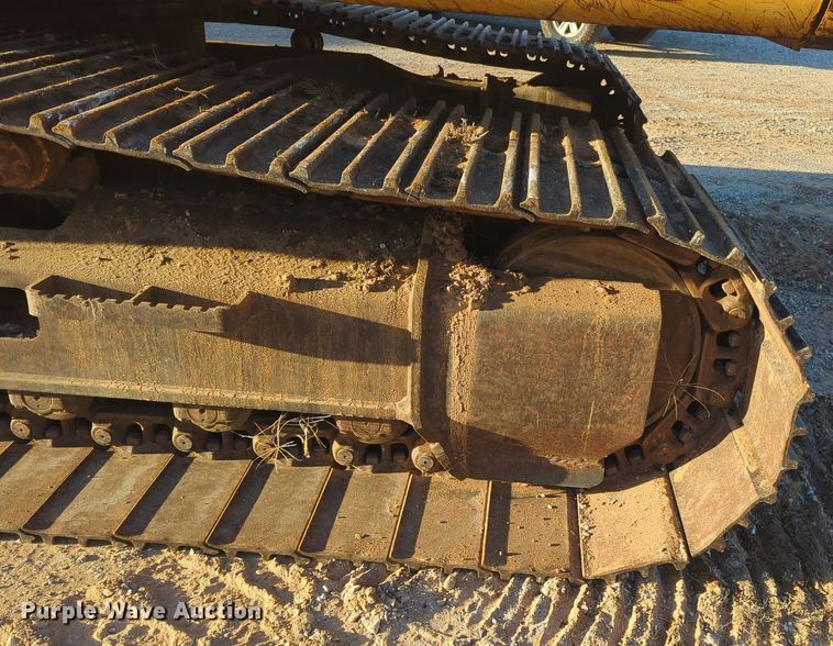 image for item ER1005 2001 John Deere 200LC excavator