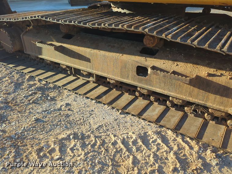 image for item ER1005 2001 John Deere 200LC excavator