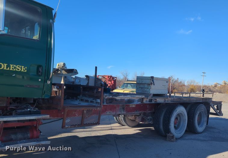 image for item ER4579 2006 Sterling L9500 flatbed truck