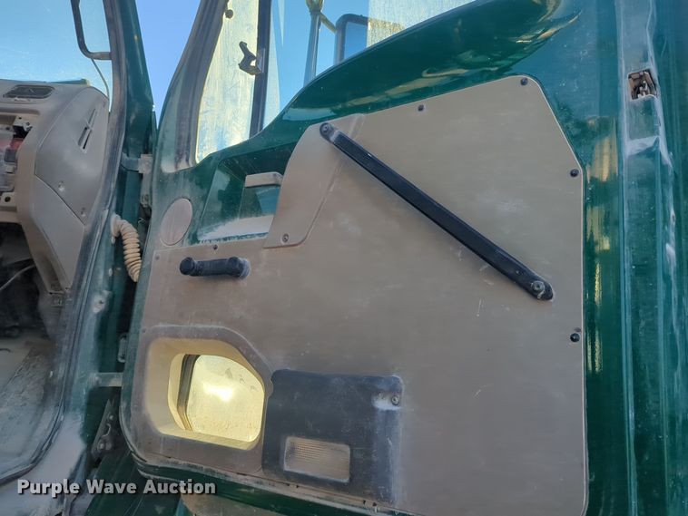 image for item ER4579 2006 Sterling L9500 flatbed truck