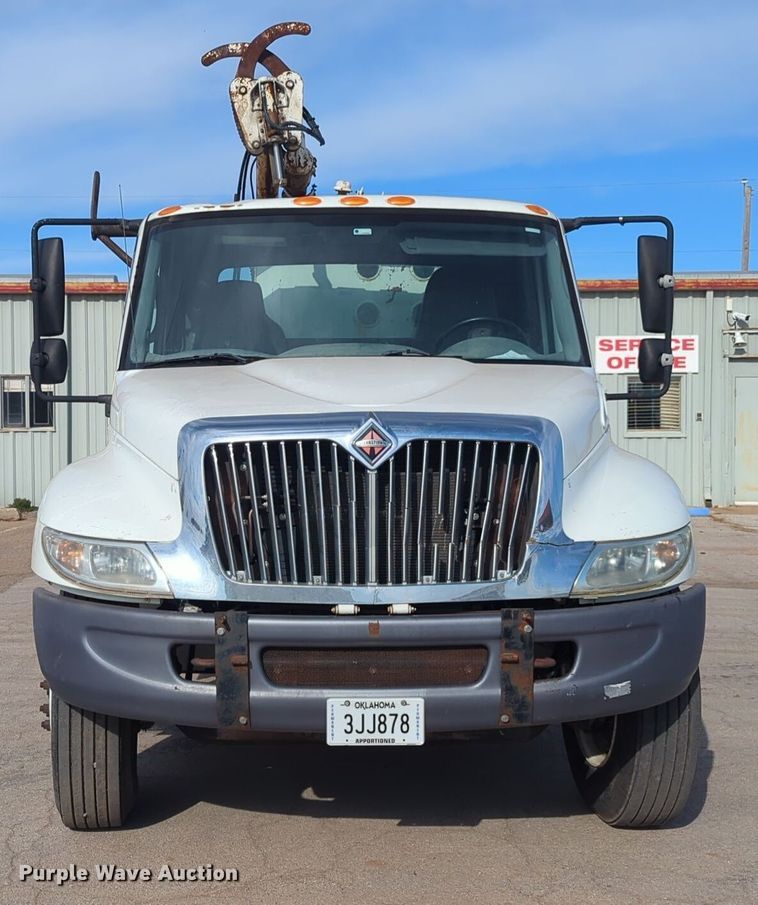 image for item ER4588 2002 International 4300 pressure digger truck