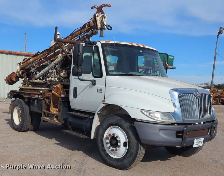 image for item ER4588 2002 International 4300 pressure digger truck