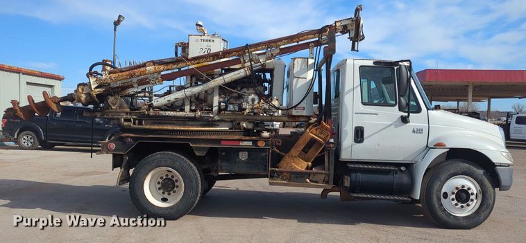 image for item ER4588 2002 International 4300 pressure digger truck