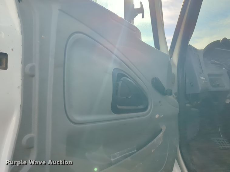 image for item ER4588 2002 International 4300 pressure digger truck