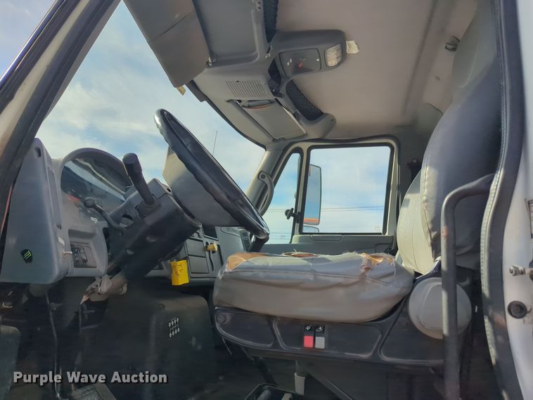 image for item ER4588 2002 International 4300 pressure digger truck