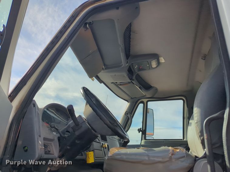 image for item ER4588 2002 International 4300 pressure digger truck