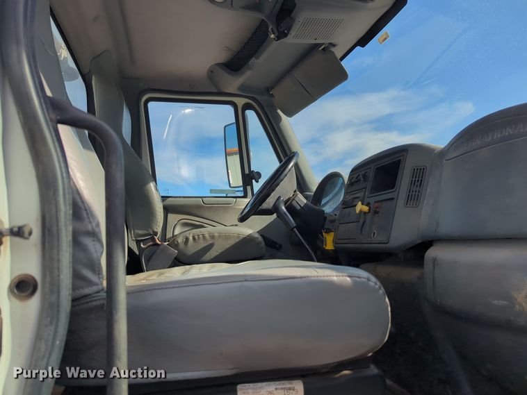 image for item ER4588 2002 International 4300 pressure digger truck