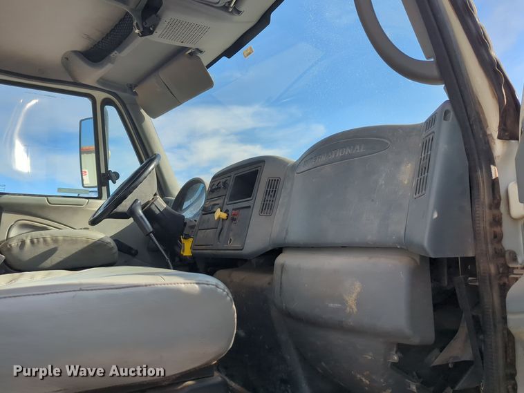 image for item ER4588 2002 International 4300 pressure digger truck