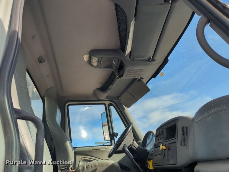 image for item ER4588 2002 International 4300 pressure digger truck