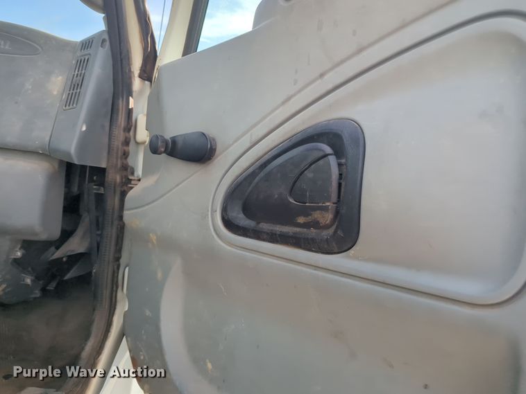 image for item ER4588 2002 International 4300 pressure digger truck