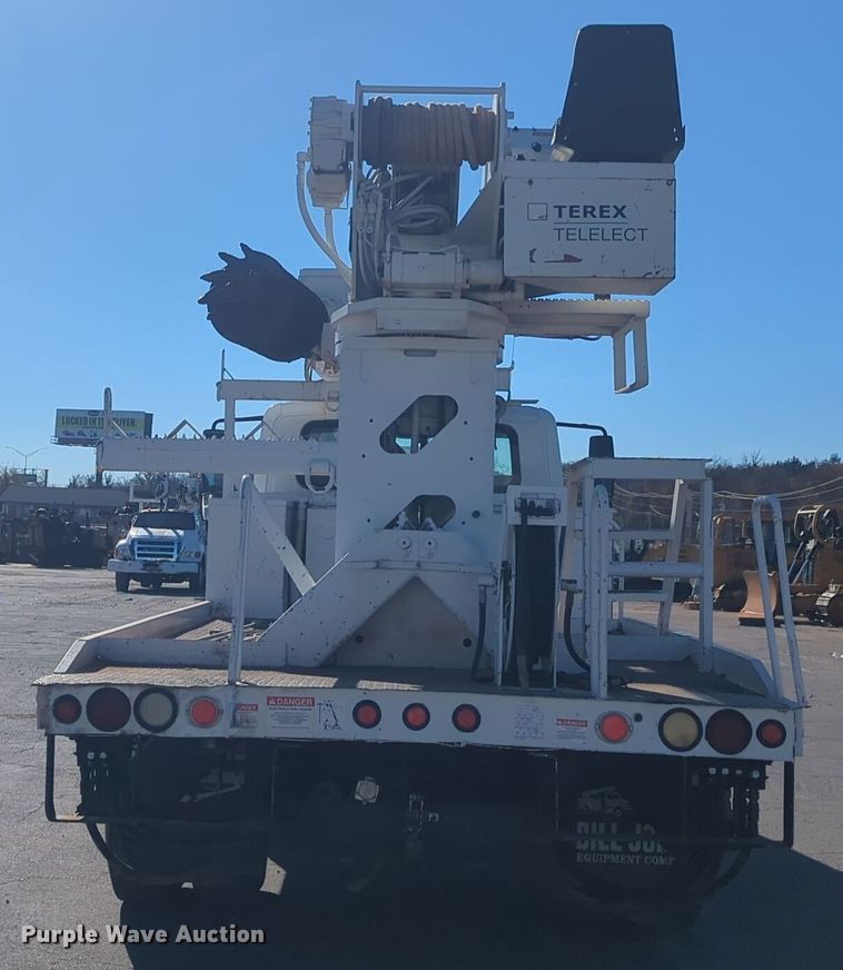 image for item ER4592 2007 International 4300 digger derrick truck