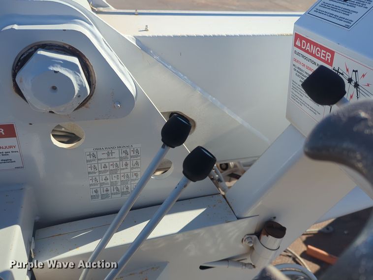 image for item ER4592 2007 International 4300 digger derrick truck