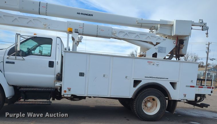 image for item ER4596 2006 Ford F750 Super Duty bucket truck