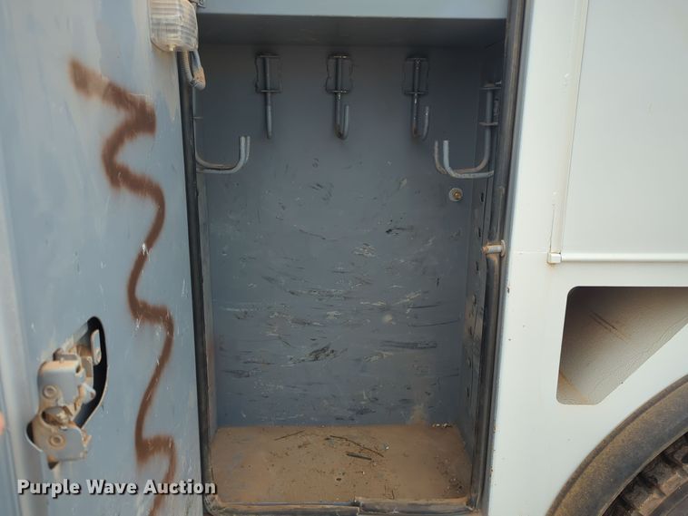 image for item ER4596 2006 Ford F750 Super Duty bucket truck