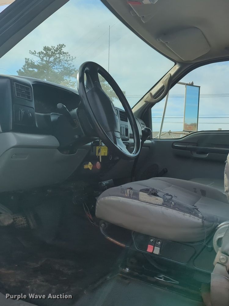 image for item ER4596 2006 Ford F750 Super Duty bucket truck