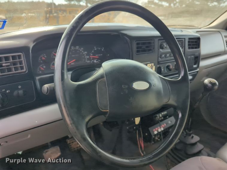 image for item ER4596 2006 Ford F750 Super Duty bucket truck