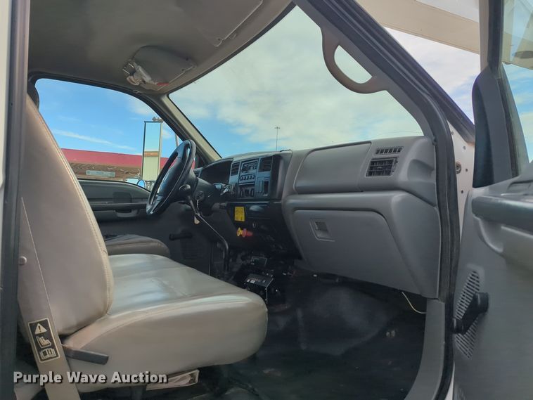 image for item ER4596 2006 Ford F750 Super Duty bucket truck